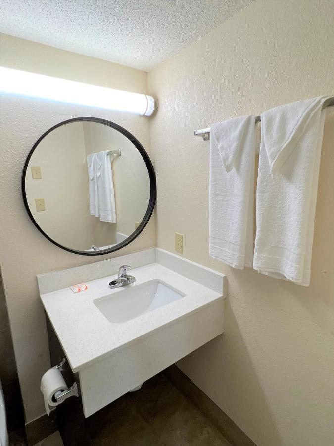 James River Inn & Suites Нюпорт Нюз Екстериор снимка