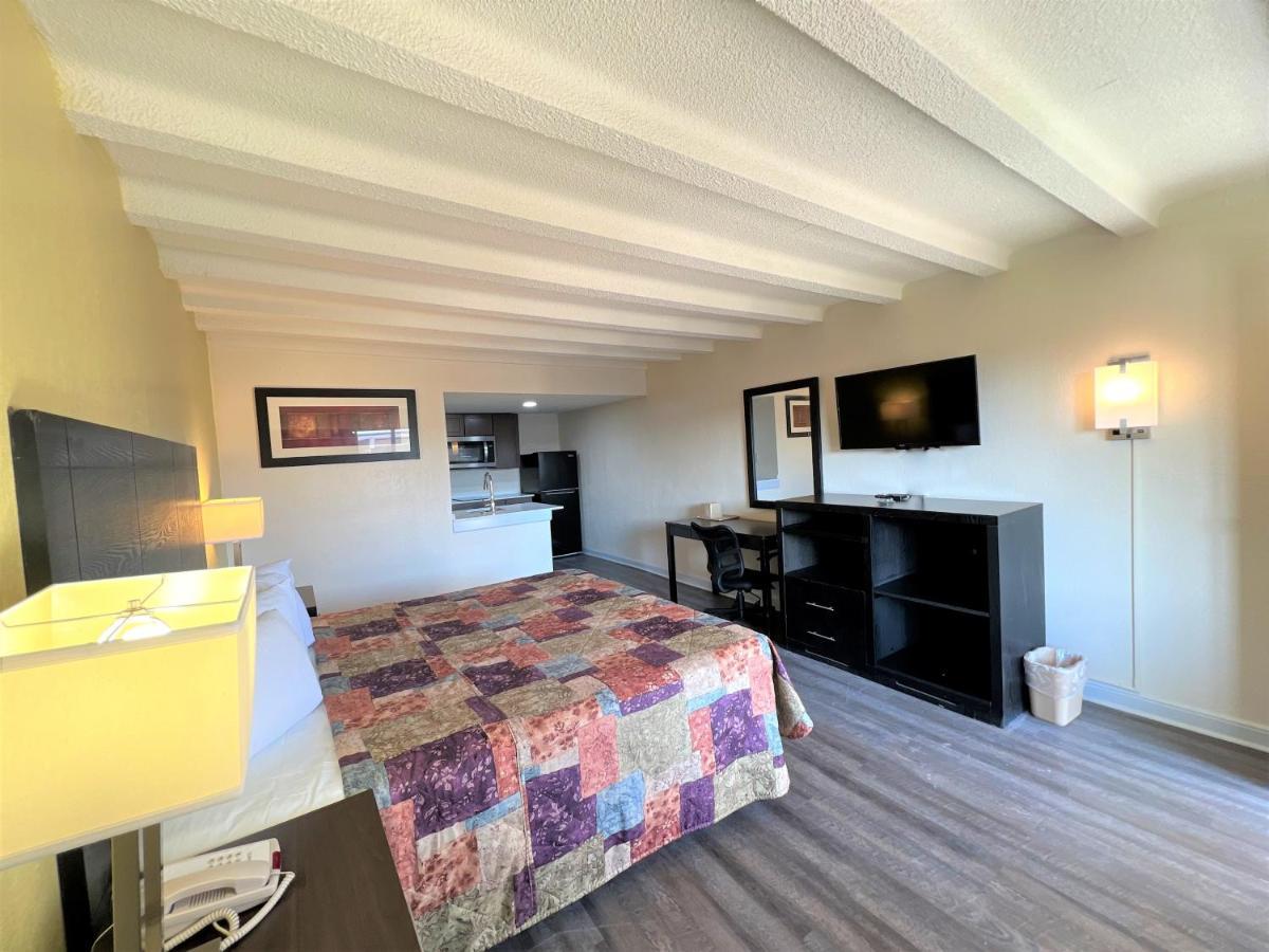 James River Inn & Suites Нюпорт Нюз Екстериор снимка