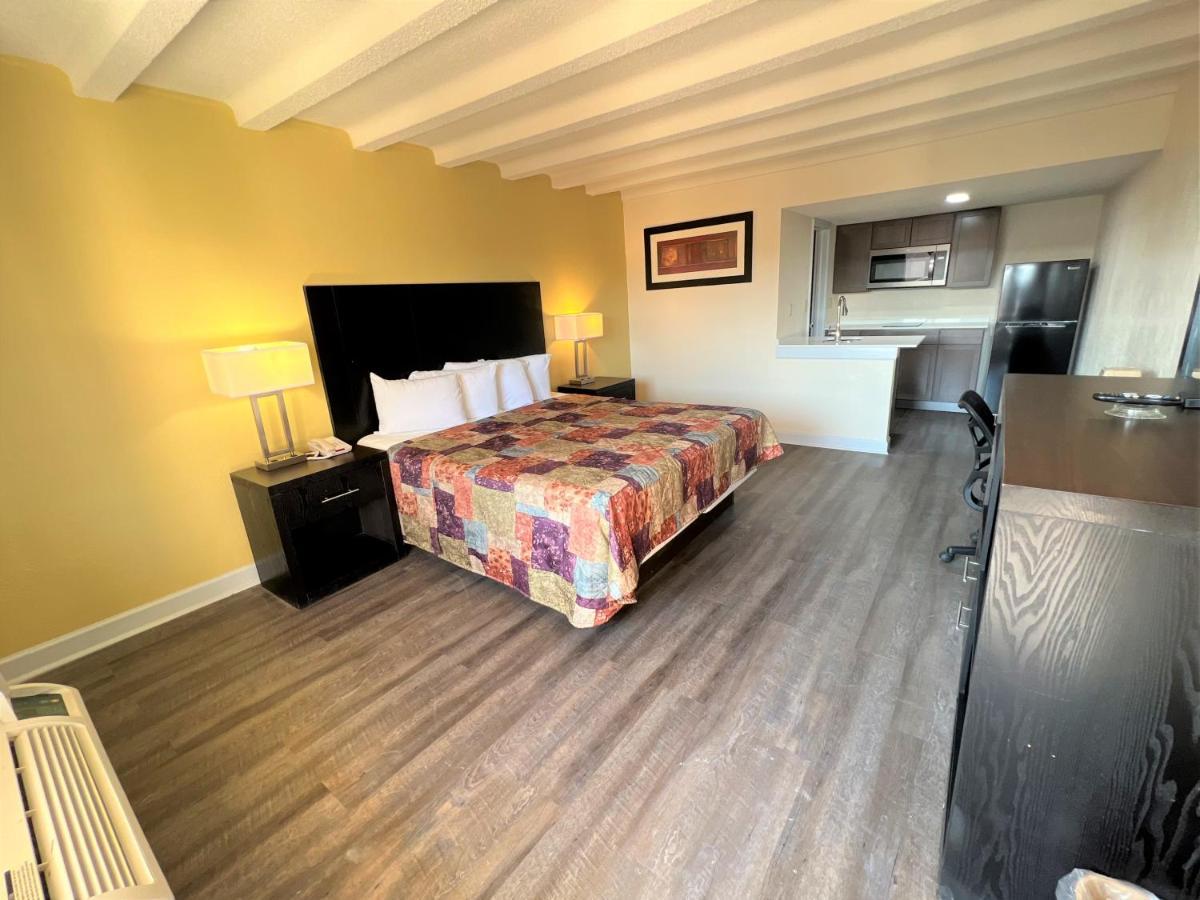 James River Inn & Suites Нюпорт Нюз Екстериор снимка