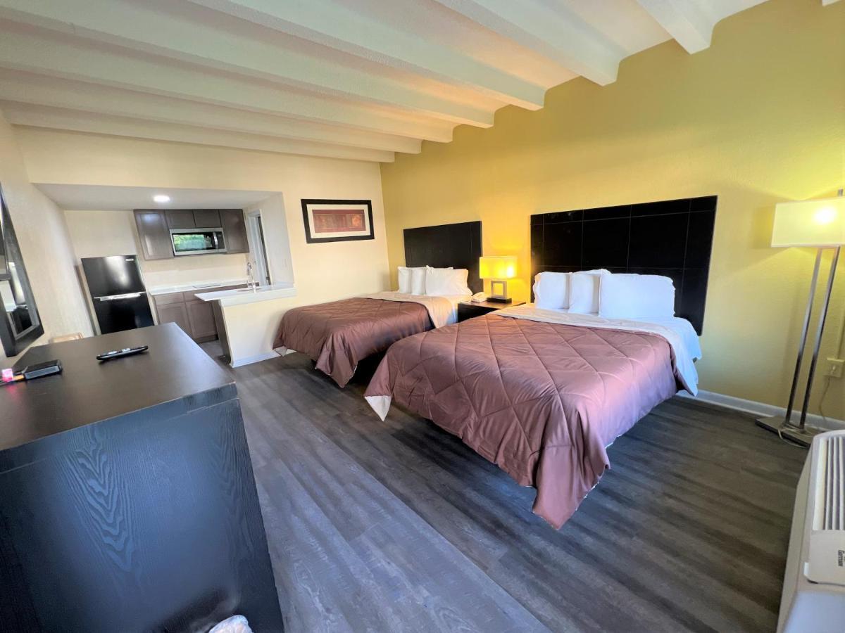 James River Inn & Suites Нюпорт Нюз Екстериор снимка