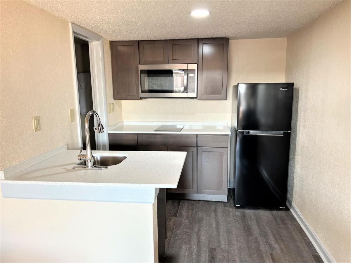 James River Inn & Suites Нюпорт Нюз Екстериор снимка