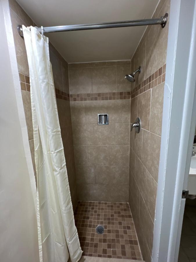 James River Inn & Suites Нюпорт Нюз Екстериор снимка
