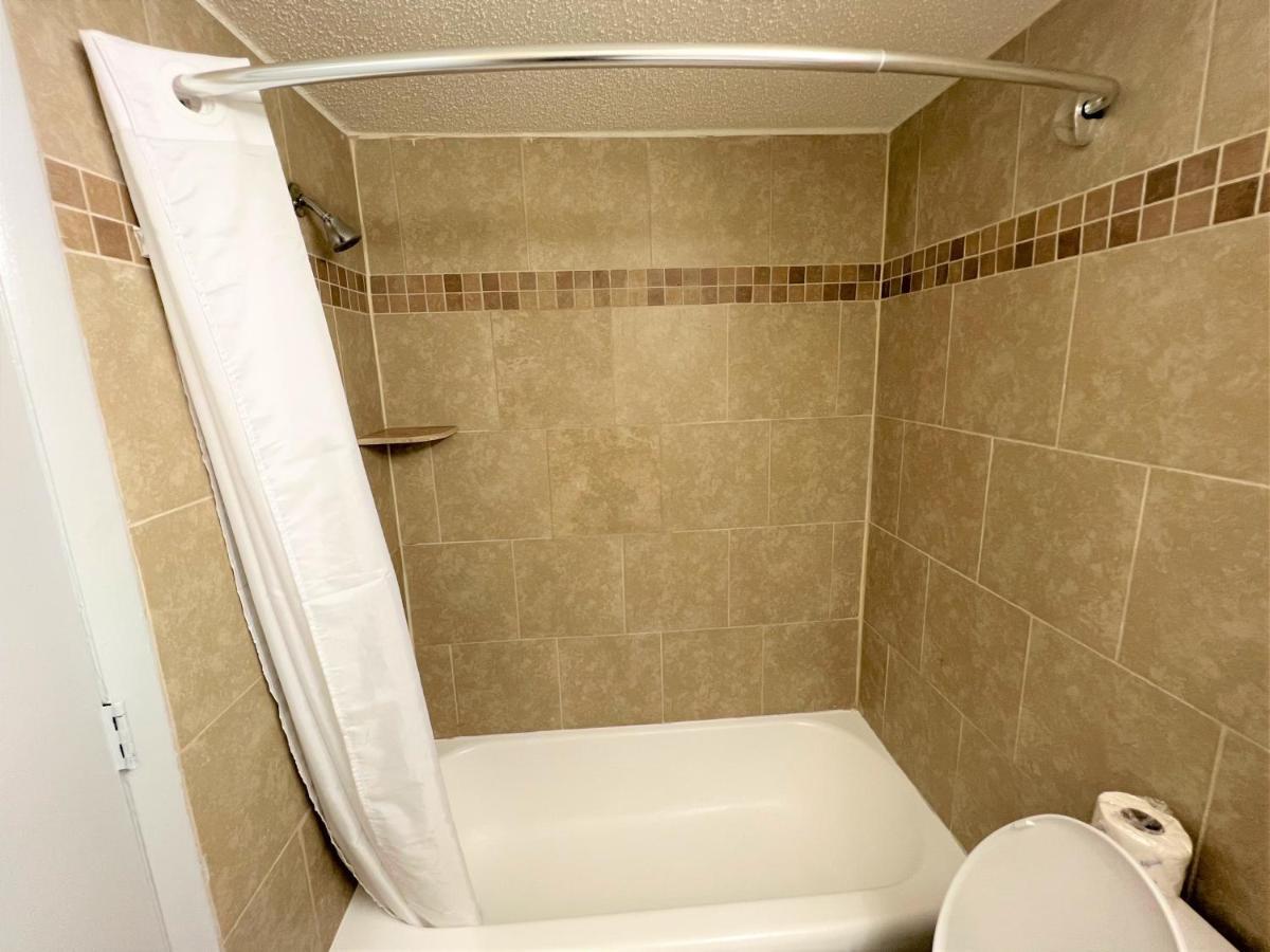 James River Inn & Suites Нюпорт Нюз Екстериор снимка