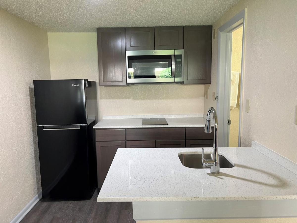 James River Inn & Suites Нюпорт Нюз Екстериор снимка