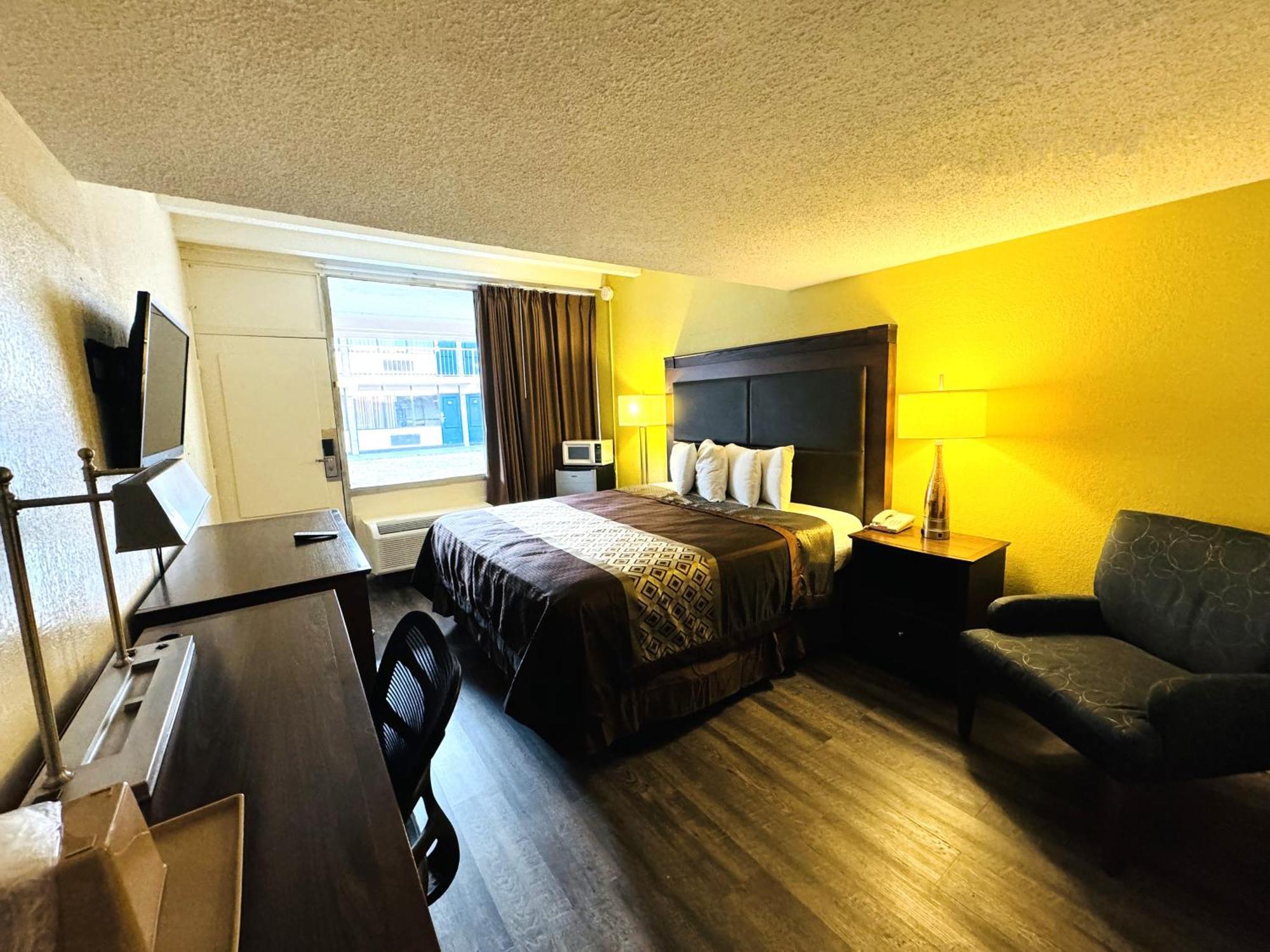 James River Inn & Suites Нюпорт Нюз Екстериор снимка