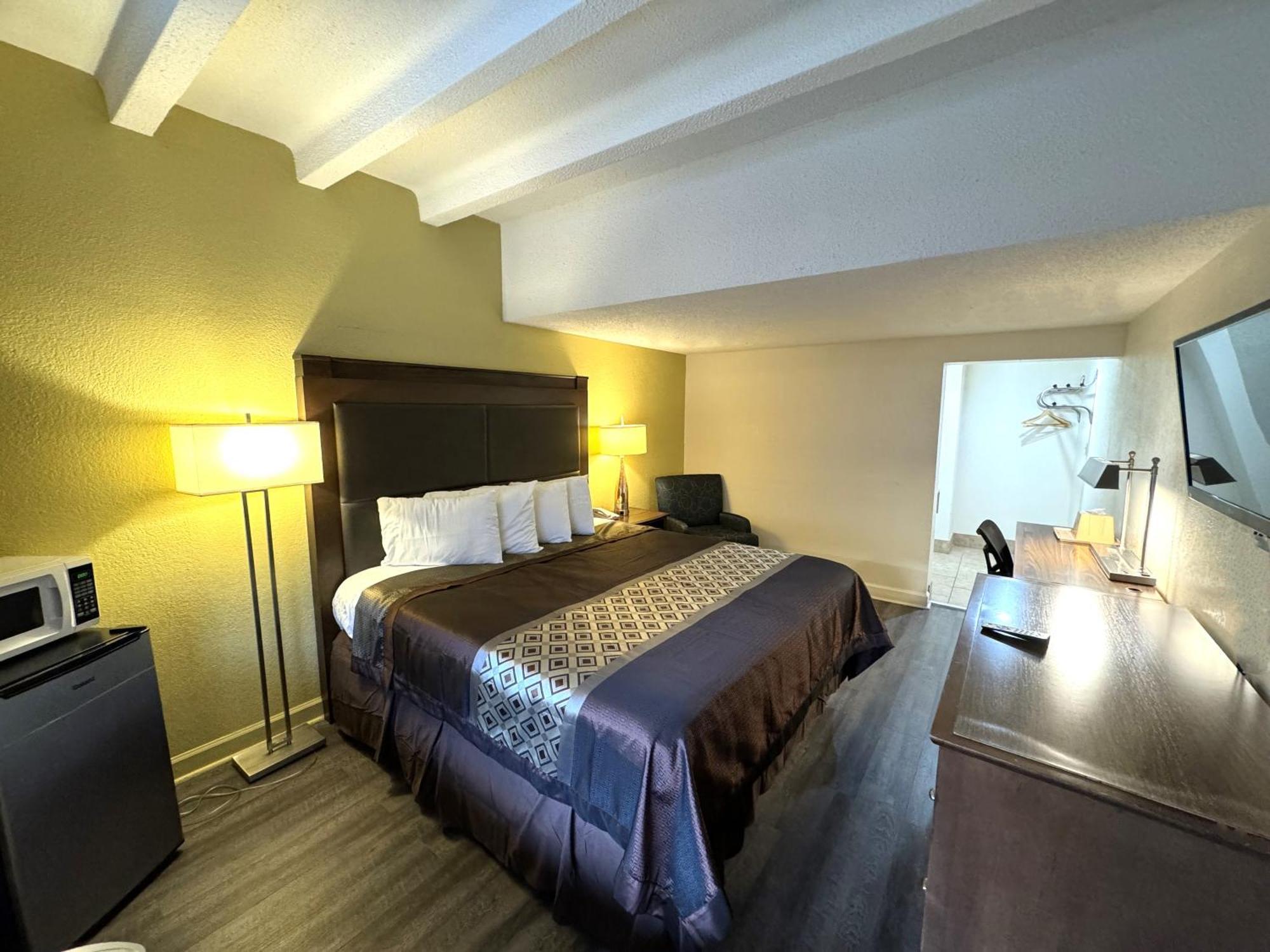 James River Inn & Suites Нюпорт Нюз Екстериор снимка