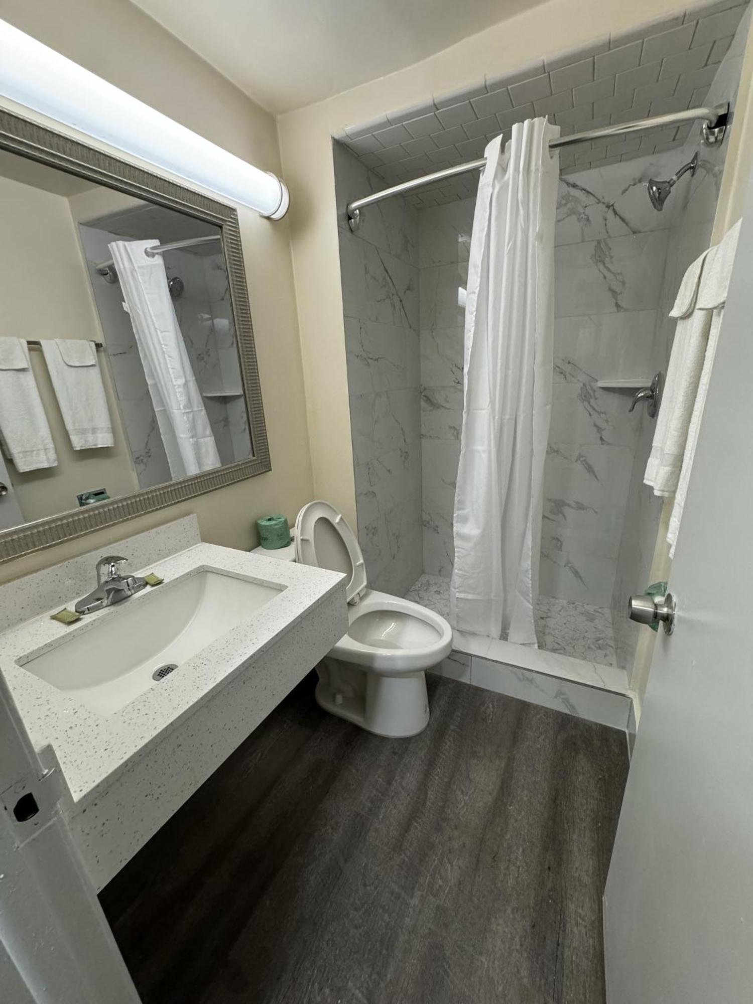 James River Inn & Suites Нюпорт Нюз Екстериор снимка