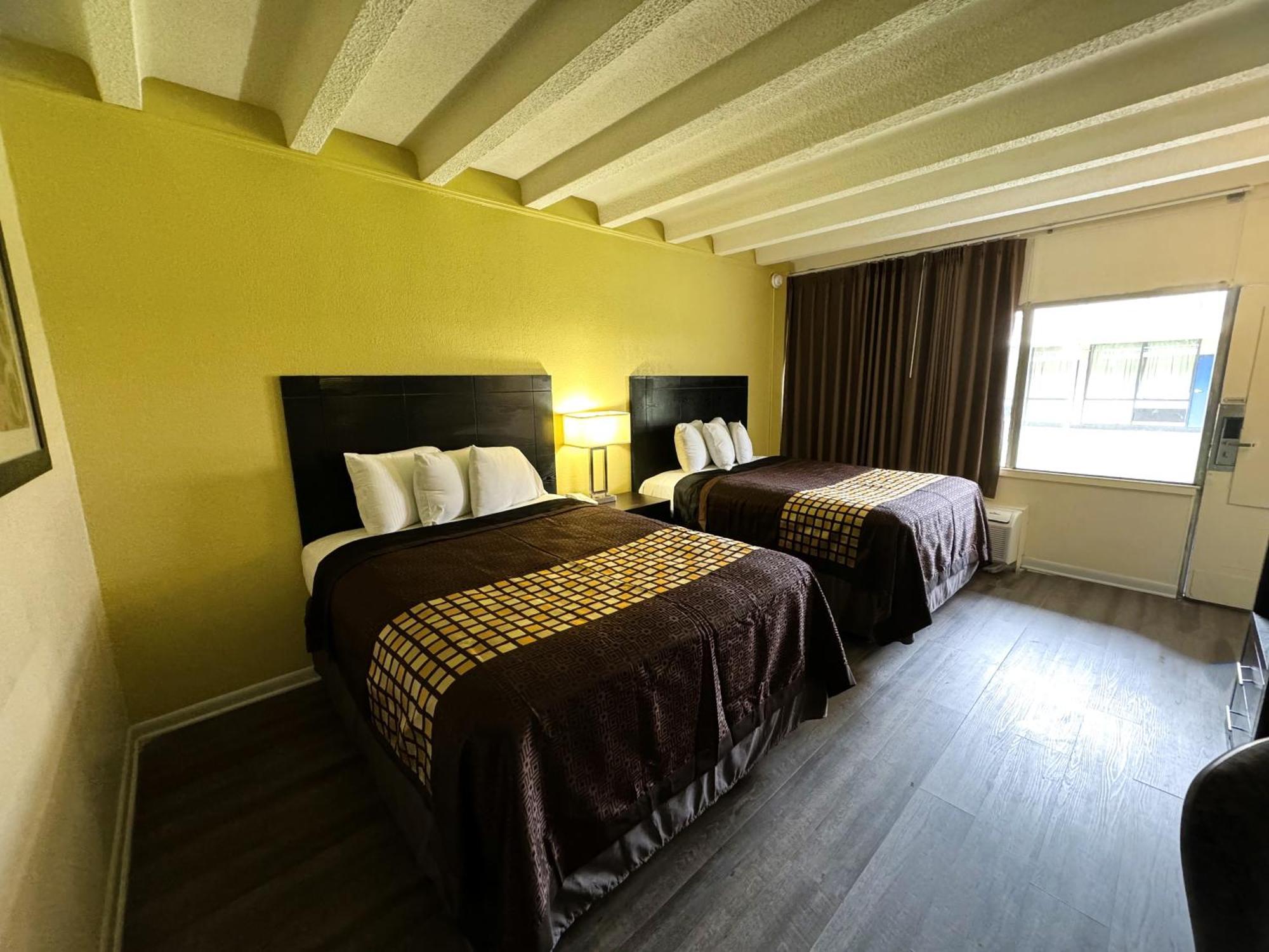 James River Inn & Suites Нюпорт Нюз Екстериор снимка