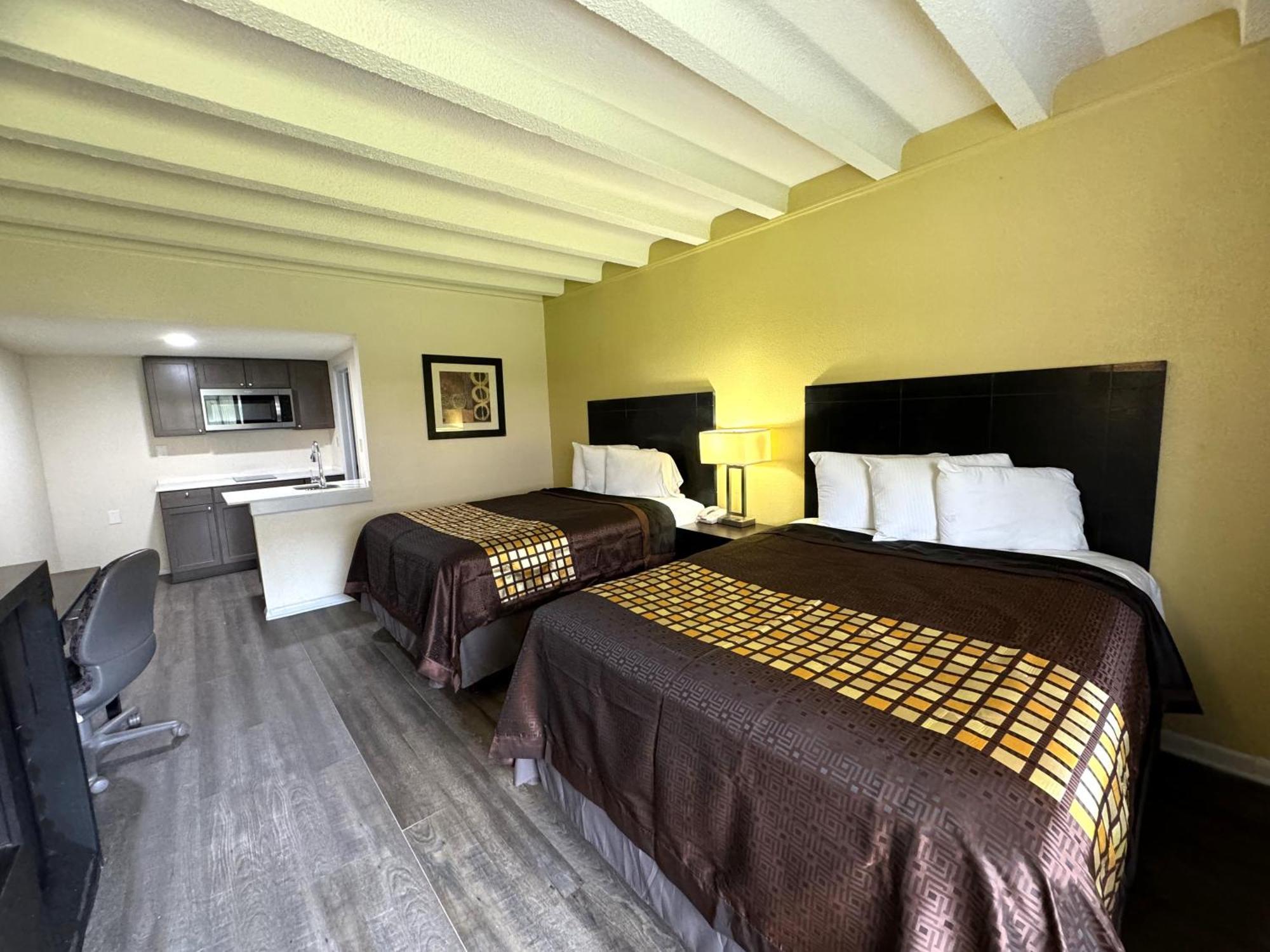 James River Inn & Suites Нюпорт Нюз Екстериор снимка