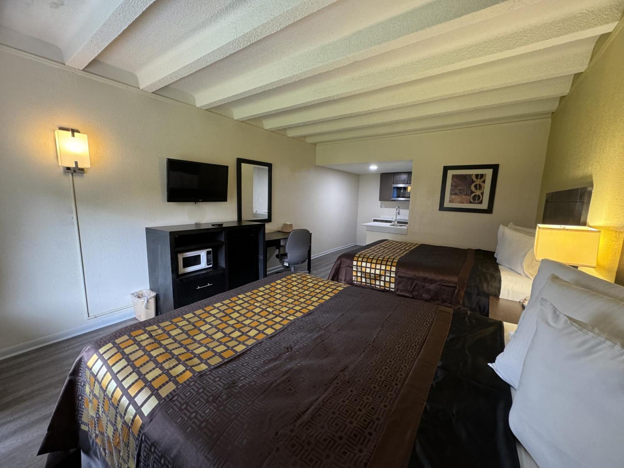 James River Inn & Suites Нюпорт Нюз Екстериор снимка