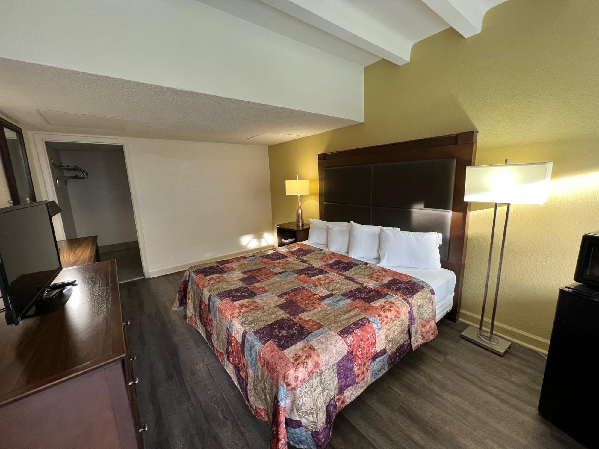 James River Inn & Suites Нюпорт Нюз Екстериор снимка