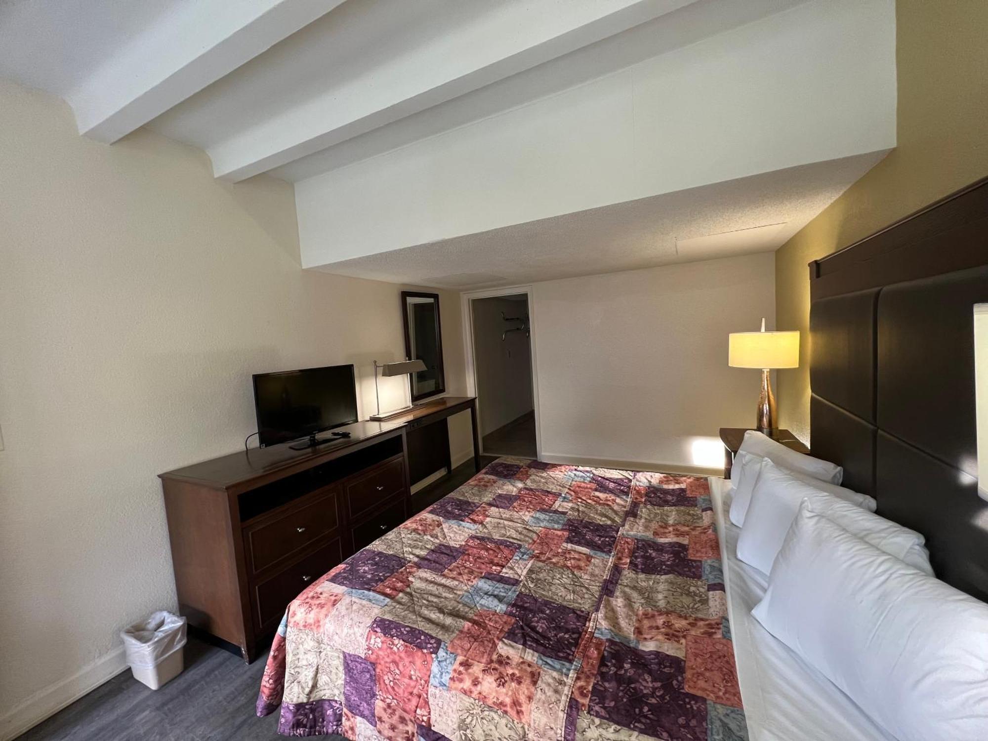 James River Inn & Suites Нюпорт Нюз Екстериор снимка