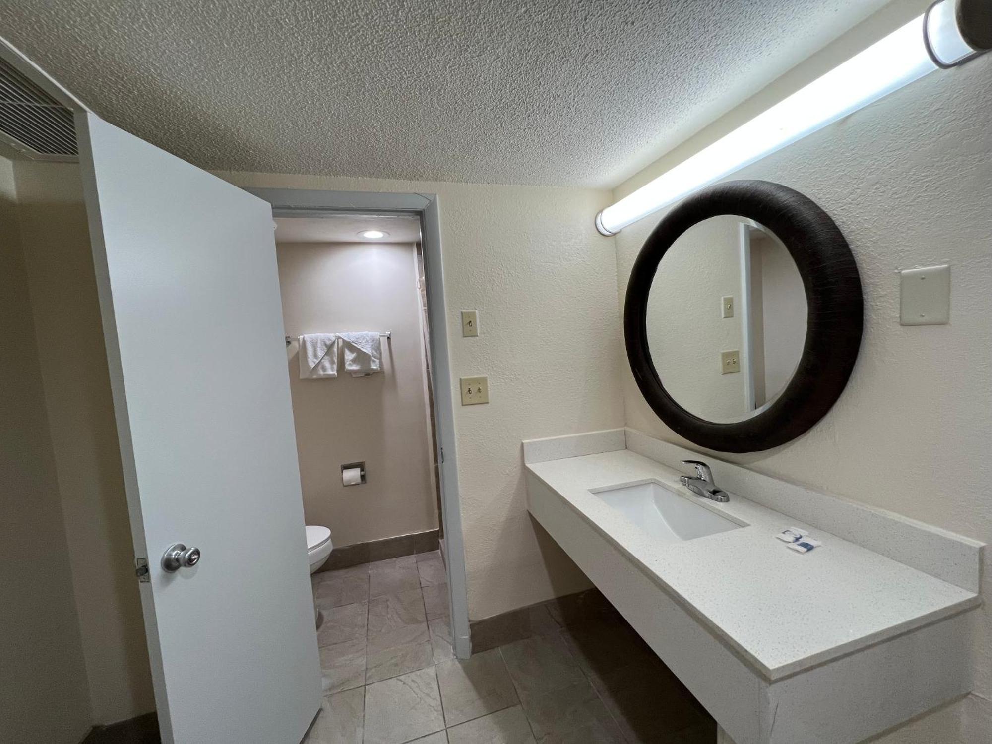 James River Inn & Suites Нюпорт Нюз Екстериор снимка